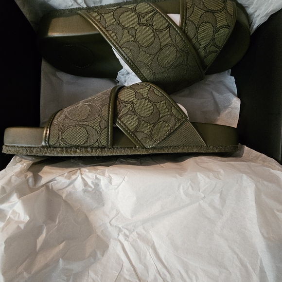 Coach slides only sz 9 left - Picture 3 of 5